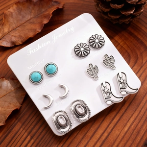 Détail d'un ensemble de boucles d'oreilles vintage en argent avec turquoise et bottes