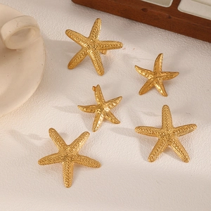 Golden starfish jewelry set made of stainless steel with detailed textured finish