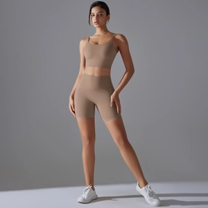 Dettaglio dei pantaloncini da yoga a vita alta e del reggiseno sportivo con dorso a v