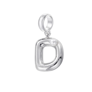 Macro d'un pendentif lettre D en métal argenté avec incrustation de perle blanche