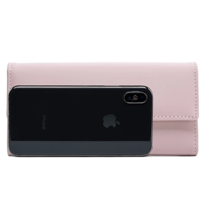 Detailansicht der rosa Geldbörse mit Blatt-Verschluss und iPhone zum Größenvergleich