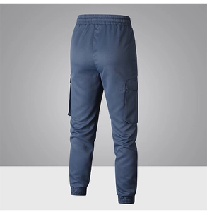 Vista posteriore dei pantaloni cargo da uomo con vita elastica e grandi tasche
