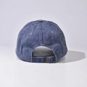 Dettaglio vista posteriore cappello baseball blu lavato con fibbia in metallo