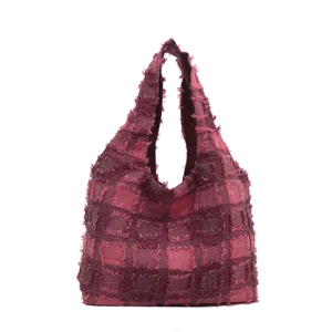 Grand sac cabas bordeaux avec texture à carreaux frangée et design minimaliste élégant