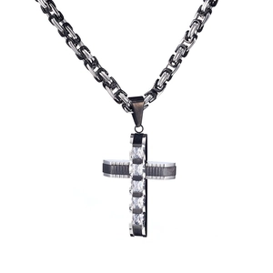 Nahaufnahme der Byzantiner-Kette mit schwarz-silbernem Kreuzanhänger und Zirkonia-Steinen