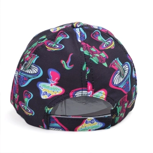 Vue arrière de la casquette noire avec imprimé champignons colorés et boucle réglable