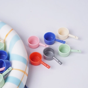 Miniatures de louches à eau en plastique pour maison de poupée aux couleurs variées pour cuisine