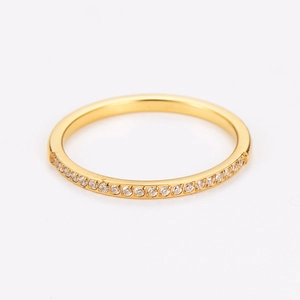 Detalle de un anillo fino dorado con elegante pavé de circonitas y acabado pulido brillante