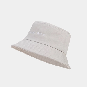 Vue détaillée de la broderie Stay Wild sur un chapeau bob en sergé de coton beige