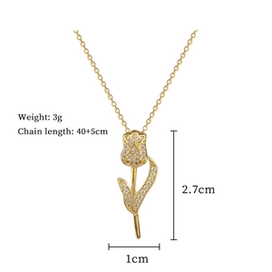 Détail du pendentif tulipe en or rose de 2,7x1cm avec une longueur de chaîne de 45cm