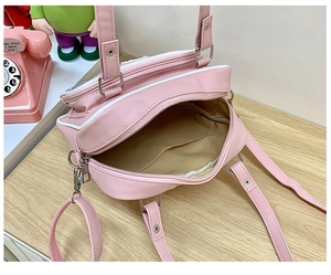 Vue de dessus du sac bandoulière rose style anime montrant l'intérieur et les compartiments
