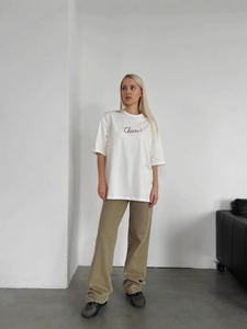 T-shirt blanc à manches courtes avec imprimé Cheers et pantalon kaki taille haute