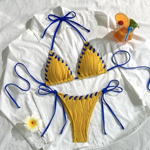 Ensemble bikini côtelé jaune avec bretelles bleues en disposition à plat
