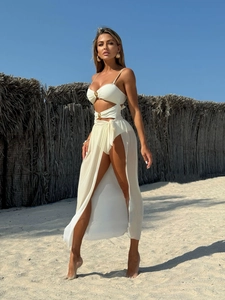 Driedelige witte bikini set met gouden ringdetails en een lange mesh omslagrok