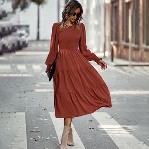 Robe mi-longue rouge brique à manches longues avec jupe à volants et col rond