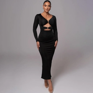 Sexy schwarzes Langarm-Maxikleid mit Cut-outs und Goldring-Details für eine schlanke Passform