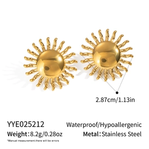 Détail macro de boucles d'oreilles soleil plaquées or 18 carats de 2,87 cm de diamètre