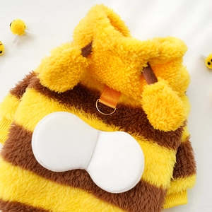 Dettaglio del costume da ape per animali in morbido peluche con ali e anello a D in metallo