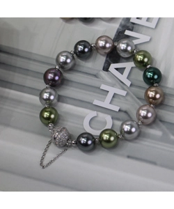 Macro de perles multicolores et fermoir magnétique serti de diamants avec chaînette