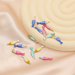 Pendentifs poissons émaillés en acier inoxydable doré sur un support en soie chic