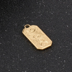 Detail van een gouden roestvrijstalen rechthoekige hanger met hemelsoog en sterrengravure