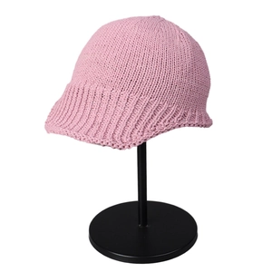 Breathable pink knitted flight hat for women, fashionable summer peaked cap on stand