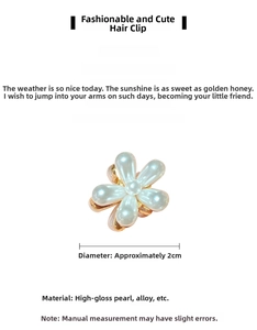 Détail d'une pince à cheveux fleur en perles avec base dorée et diamètre de 2cm