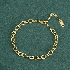 Elegante bracciale in acciaio al titanio placcato oro 18K su velluto verde