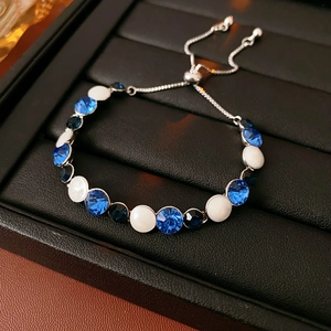 Détail d'un bracelet réglable en argent avec cristaux bleus et blancs sur plateau