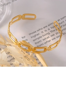 Détail d'un bracelet chic en acier titane doré avec maillons de chaîne et design ouvert