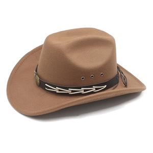Dettaglio cappello cowboy marrone caffè in lana con fascia in pelle e decoro metallo
