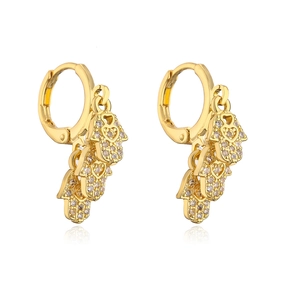 Détail de créoles dorées à l'or 18K avec pendentifs Main de Fatima en zircons