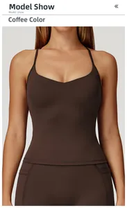Dettaglio del gilet da yoga marrone con scollo a V e tessuto sportivo opaco elastico