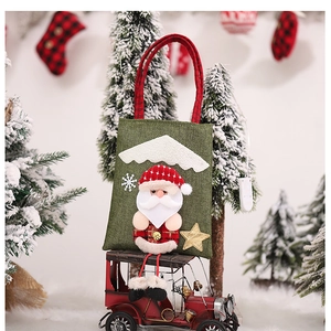 Dettaglio del sacchetto regalo di Natale con Babbo Natale e interruttore luci LED