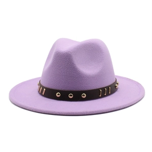 Cappello Fedora in lana lavanda con tesa piatta e cintura in pelle con borchie oro