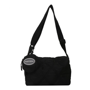 Bolso bandolera acolchado negro con patrón de rombos y mini monedero redondo extraíble