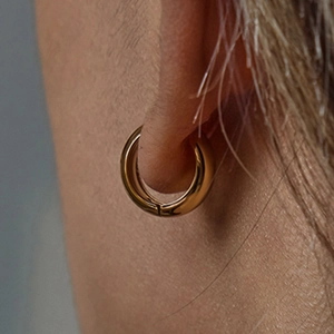 Classic 18K gold plated stainless steel 15mm hoop earring with square white diamond