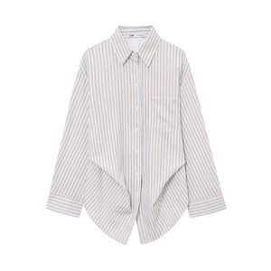 Dettaglio camicia a righe con maniche a pipistrello motivo blu bianco arancione e tasca