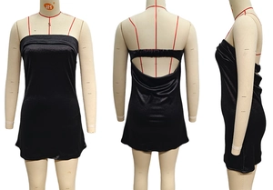 Détails de la mini robe en satin noir avec dos nu et drapés froncés élégants