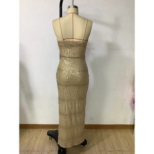 Dettaglio dell'abito con paillettes dorate con motivo a onde e design senza schiena