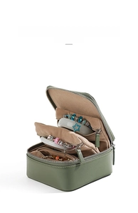 Detailansicht der grünen Leder-Schmucktasche mit mehrlagigen Kissen für Armbänder