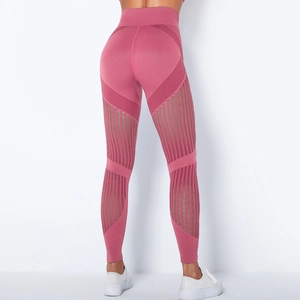 Detail der High-Waist-Yogahose mit vertikalen nahtlosen Mesh-Ausschnitten in Dunkelrosa