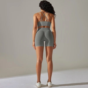 Detail von Cross-Back Sport-BH und hoch taillierten nahtlosen Biker-Shorts in Salbeigrün