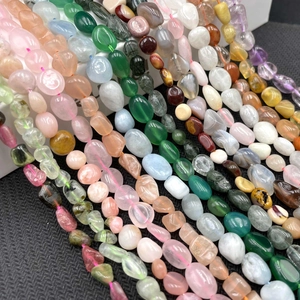 Makroaufnahme von bunten Katzenauge-Perlen für DIY-Schmuck in verschiedenen Farben