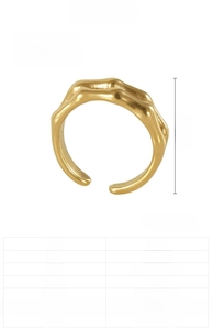 Dettaglio dell'anello in acciaio inossidabile placcato oro 18K con texture a bambù