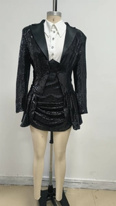 Détails de l'ensemble noir à paillettes avec blazer, serre-taille et mini-jupe