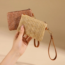 Gros plan de mini portefeuilles en paille tressée beige et marron avec dragonnes