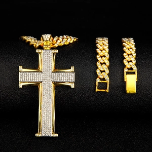 Vue détaillée du pendentif croix hip-hop doré et des chaînes cubaines avec diamants