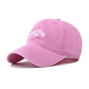 Détail de la casquette rose en coton lavé avec broderie blanche Aquiver et montagne