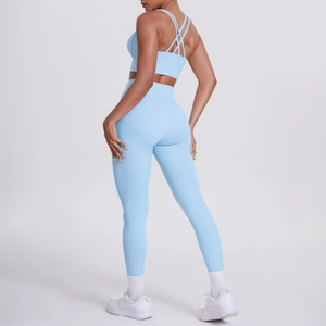 Détail de l'ensemble de yoga bleu clair avec bretelles croisées et legging taille haute